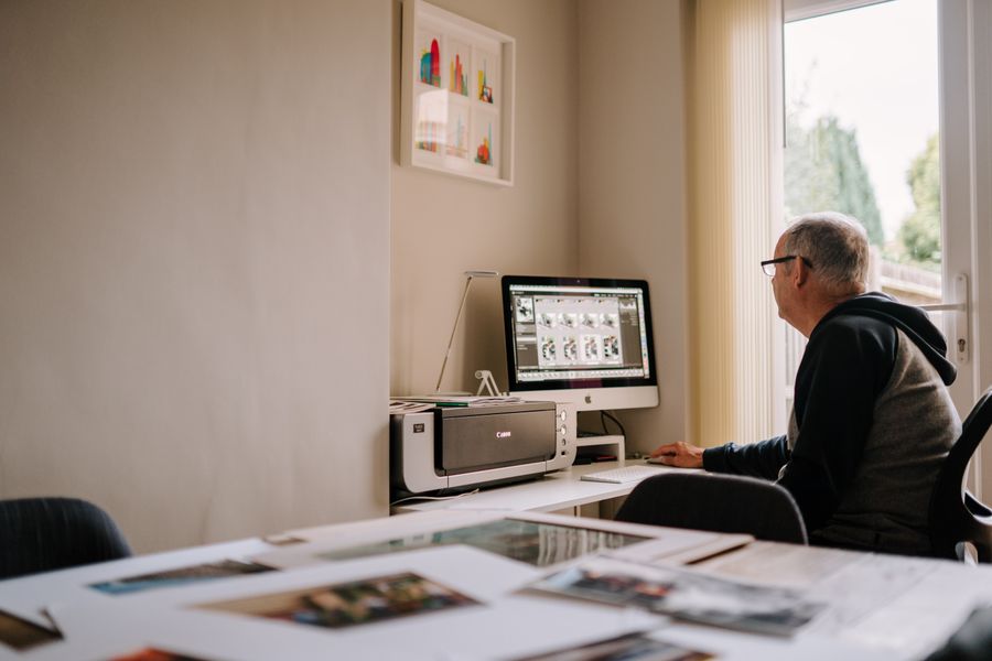 Man editing photographs on computer — Documents templates motion card