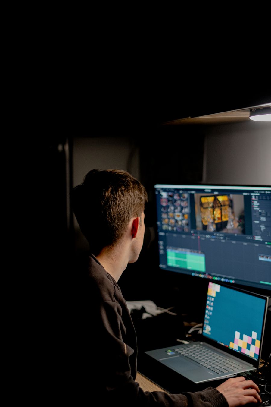 Man editing a film on the computer — stock photo for Video templates