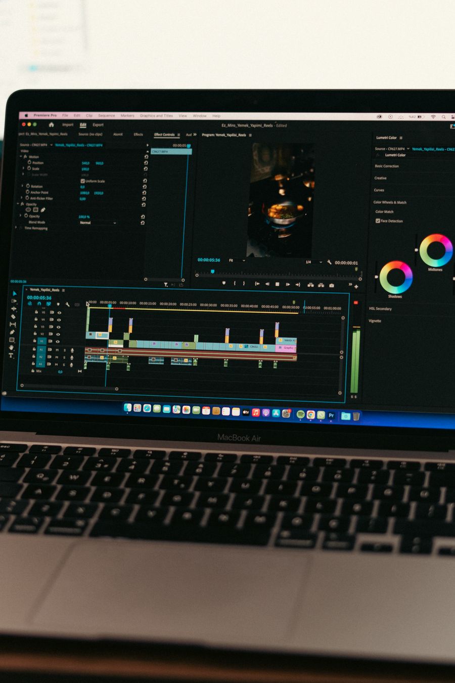 Editing software on macbook air — Presentations templates dashboard mockup