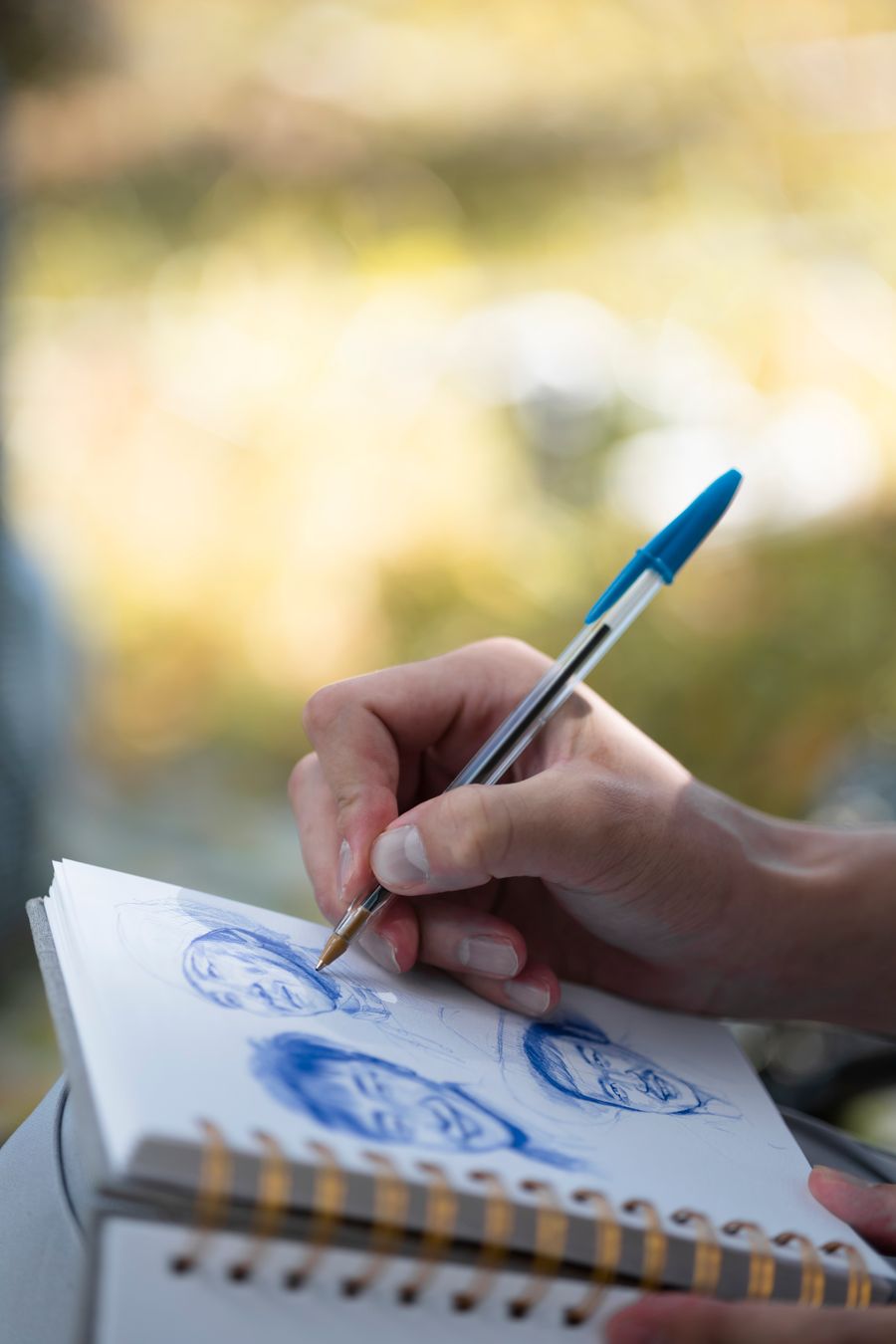 Man drawing portraits in notebook — Start designing free motion card