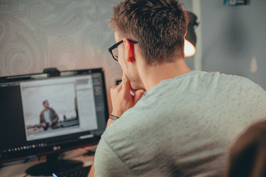 Man using desktop computer — stock photo for Video templates