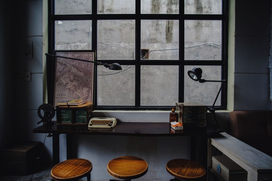 Vintage styled workspace with typewriter and map — Documents templates motion card
