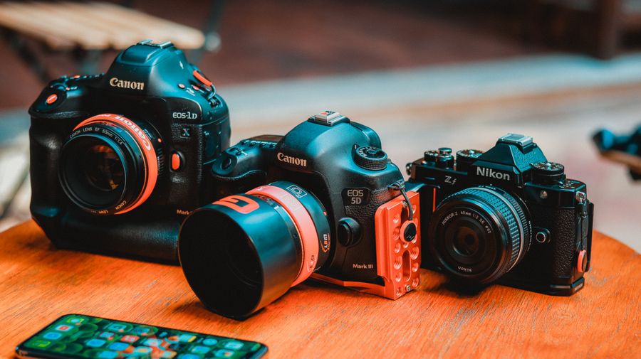 Professional cameras on wooden table — stock photo for Reorder a Layer