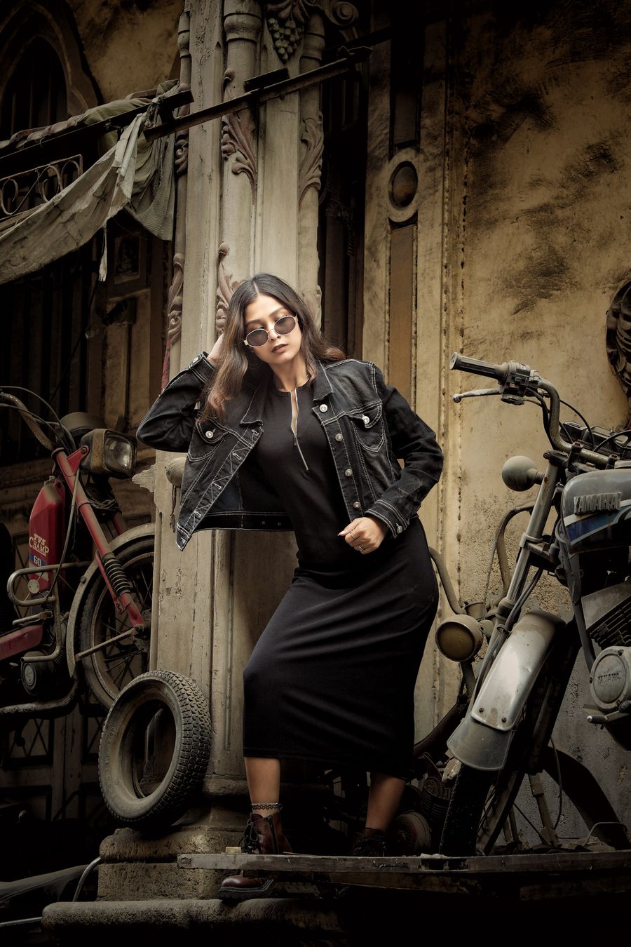 Urban fashion statement in vintage setting — stock photo for Add Text