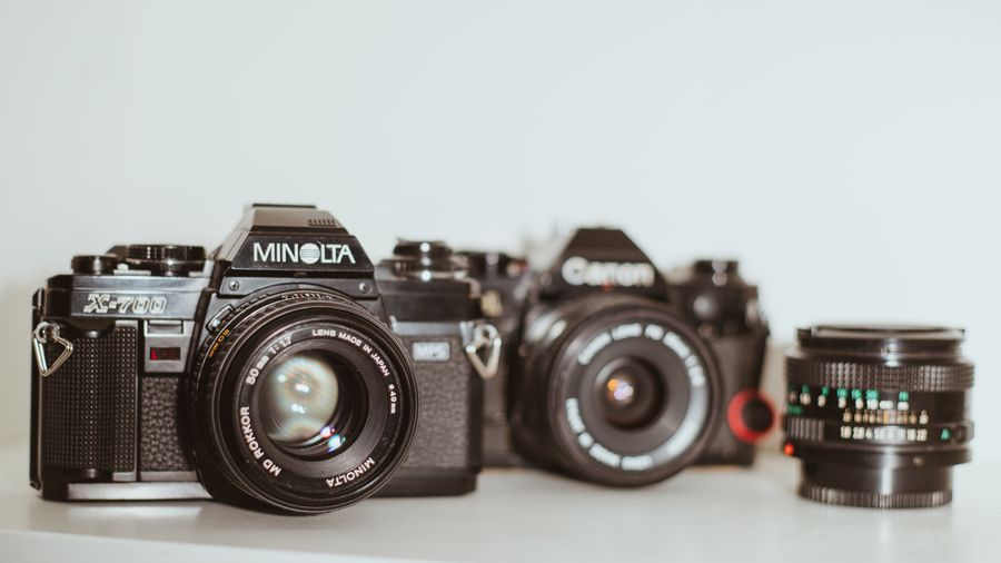 Vintage analog cameras and lens on display — stock photo for Video templates