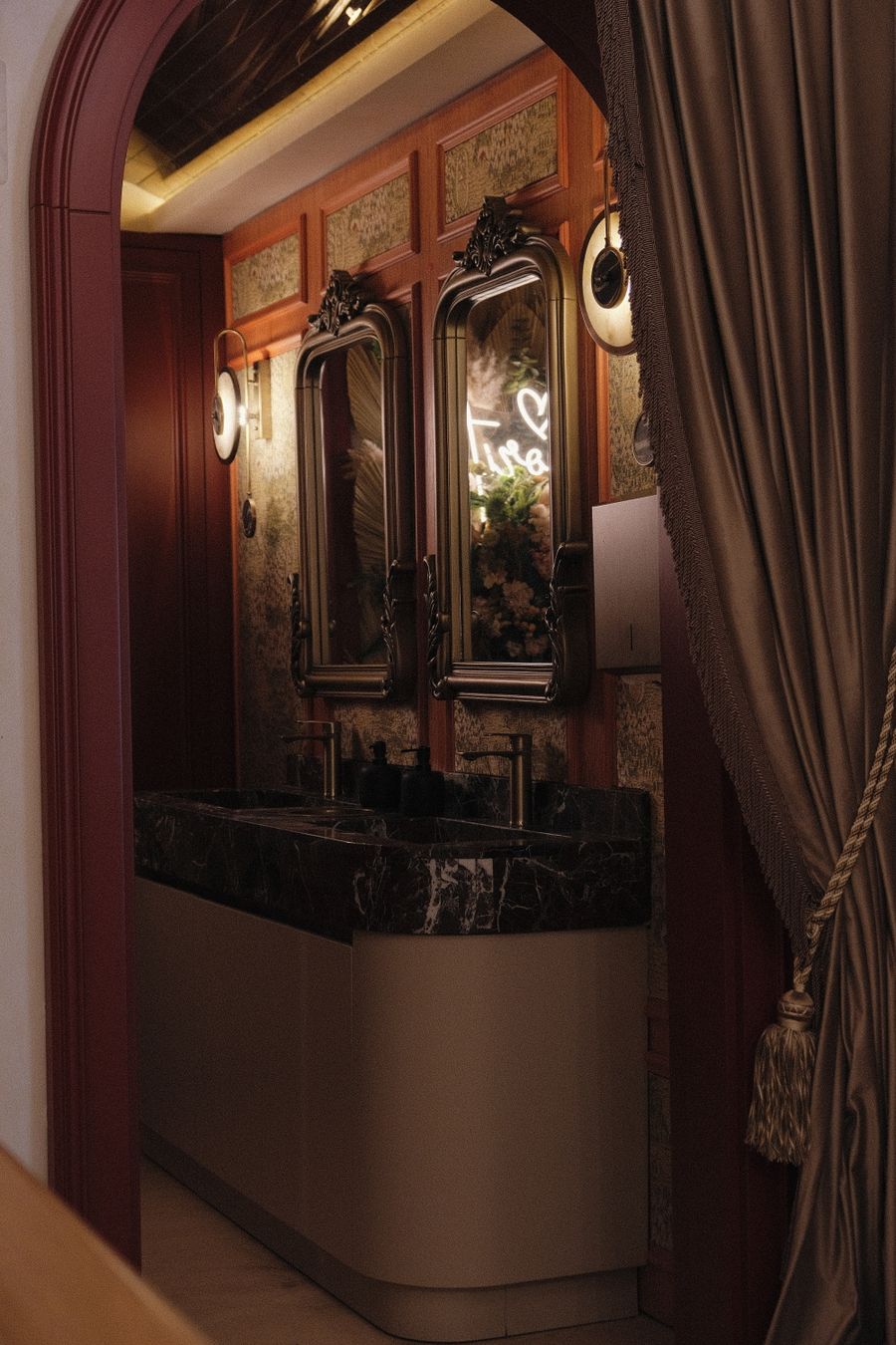 Luxurious vintage bathroom interior design — stock photo for Simple pricing, no watermarks, no gotchas
