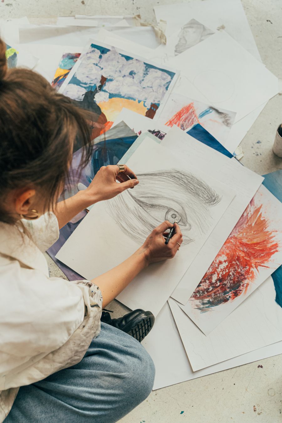 A woman drawing while sitting on the floor — stock photo for Design craft, taught with the product