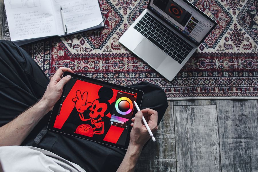A person holding a digital tablet — stock photo for Start designing free