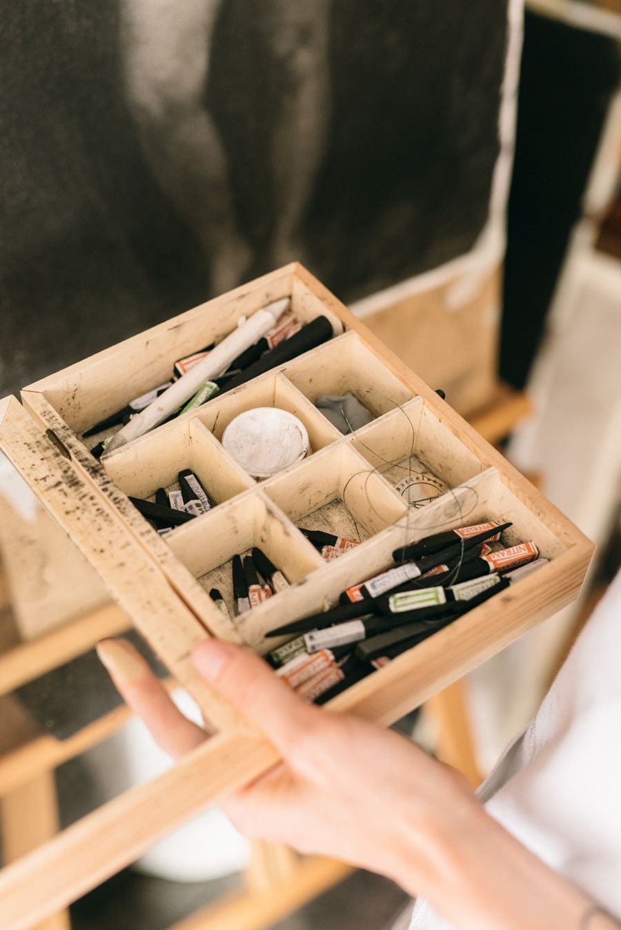 Holding wooden box with charcoal drawing supplies — Slide decks that hold the room