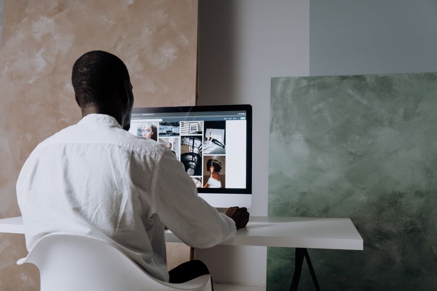 Man browsing pexels on an imac — stock photo for Export a Design