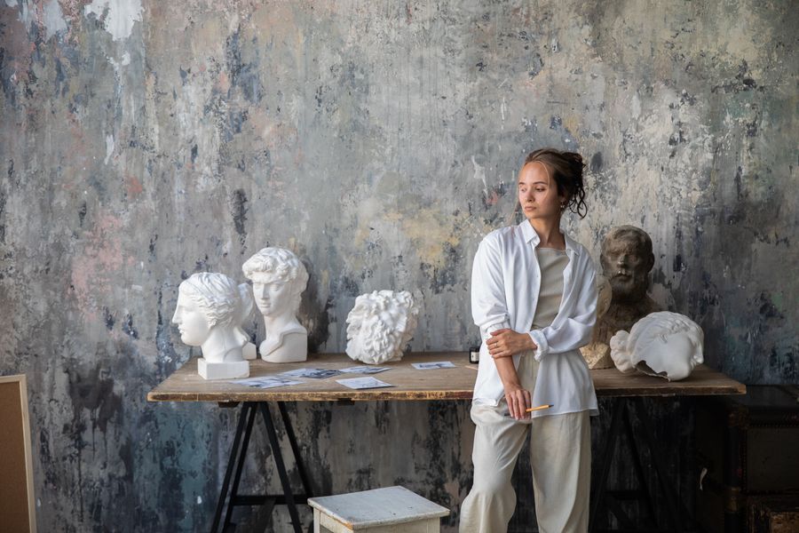 Woman and sculptures — stock photo for Welcome back