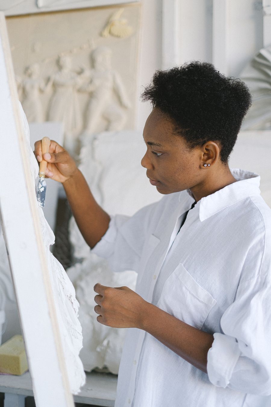 Portrait of a woman sculpting — stock photo for Documents templates
