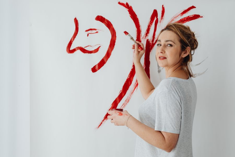 Portrait of a woman painting on canvas — stock photo for Documents templates