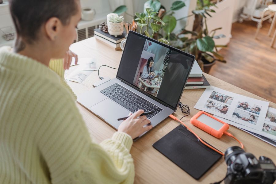 Unrecognizable photographer working on laptop — stock photo for Documents templates
