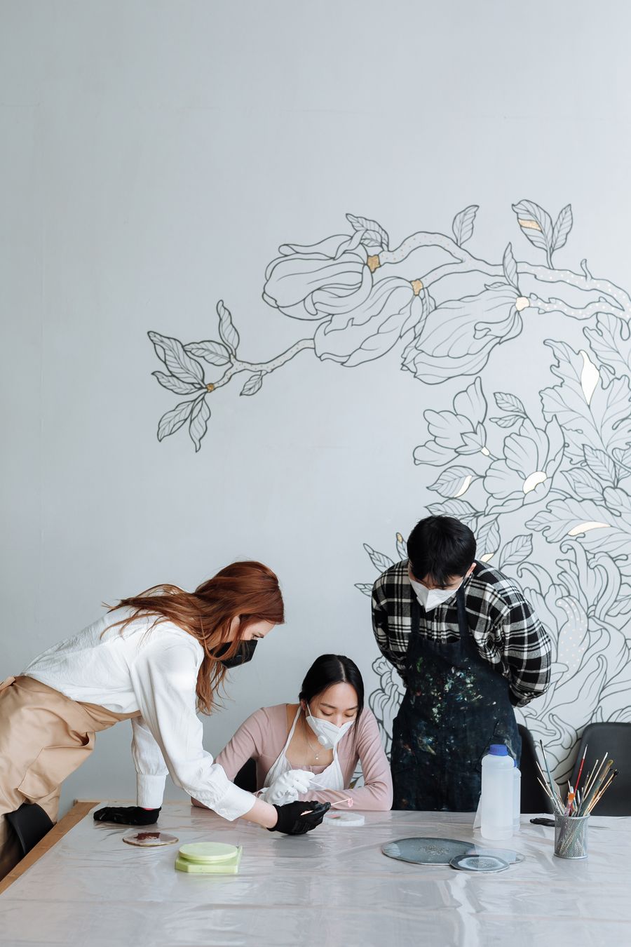 Women and man working by table — stock photo for Welcome back