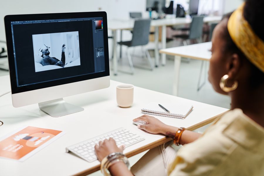 A woman using a computer — stock photo for Export a Design