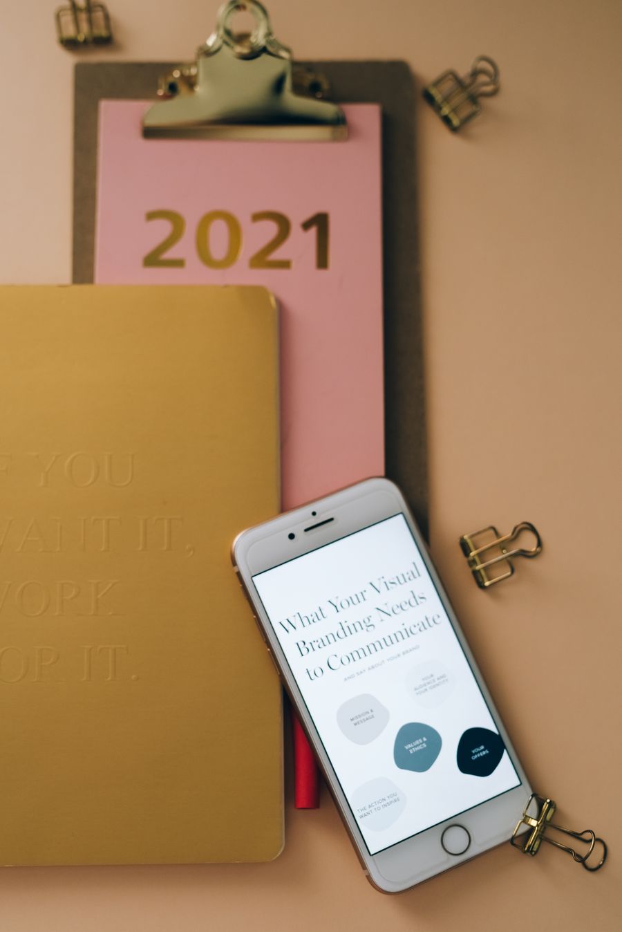 Calendar and smart phone in an office — stock photo for Font Library